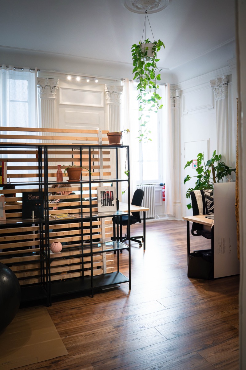Bureau dédié lumineux pour agence web dans notre coworking à Lyon Croix-Paquet